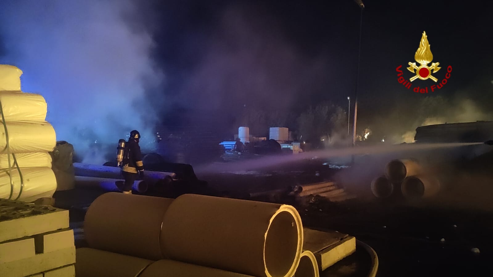 IN CORSO UN VASTO INCENDIO IN UN'AZIENDA DI MATERIALE EDILE A CATANIA, COLONNA DI FUMO VISIBILE IN CITTÀ