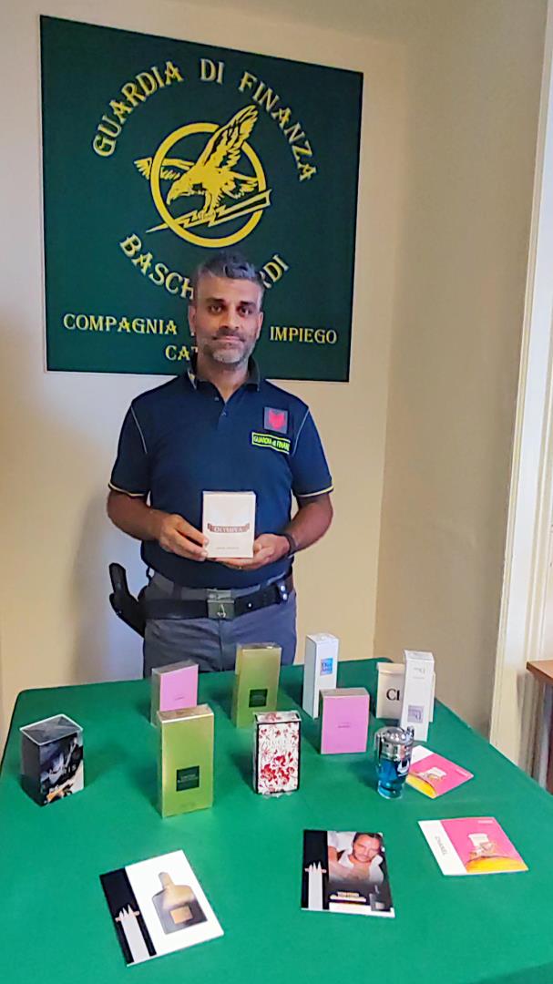 CATANIA: VENDEVANO SUI SOCIAL FALSI PROFUMI GRIFFATI, DUE DENUNCIATI