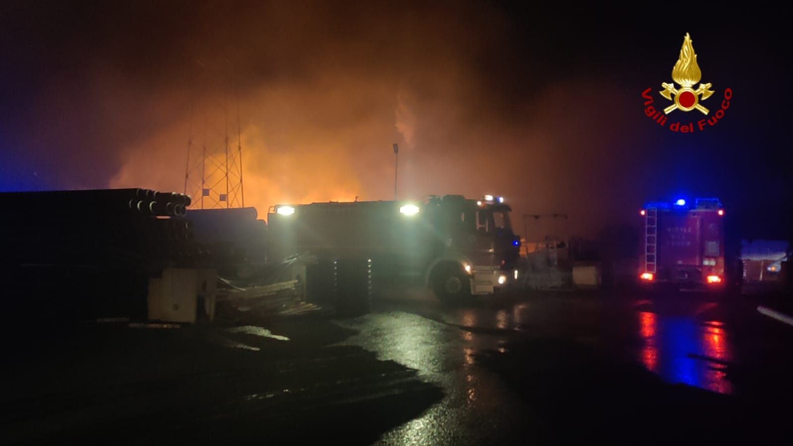 IN CORSO UN VASTO INCENDIO IN UN'AZIENDA DI MATERIALE EDILE A CATANIA, COLONNA DI FUMO VISIBILE IN CITTÀ