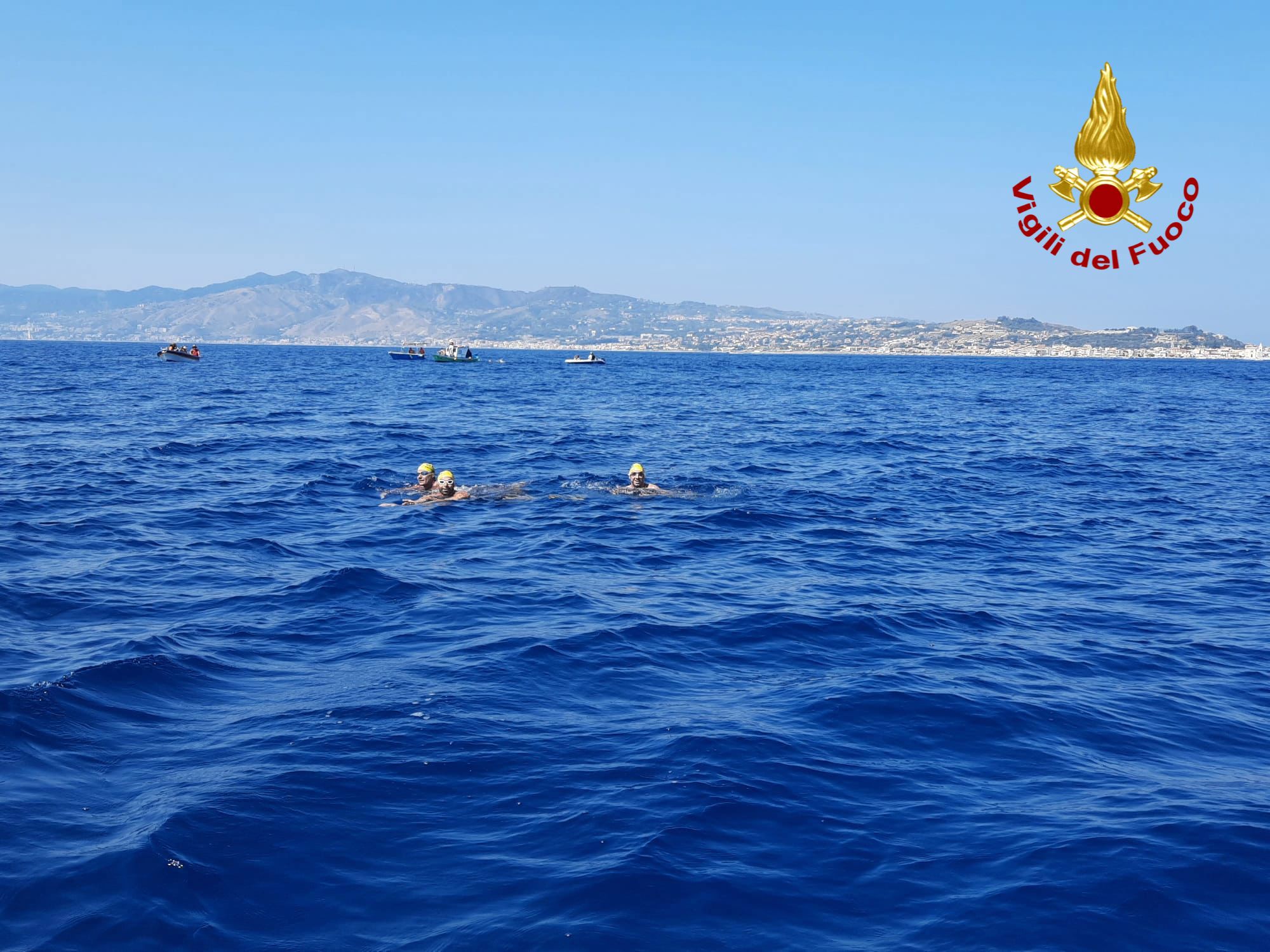 VIGILE DEL FUOCO ATTRAVERSA A NUOTO LO STRETTO DI MESSINA