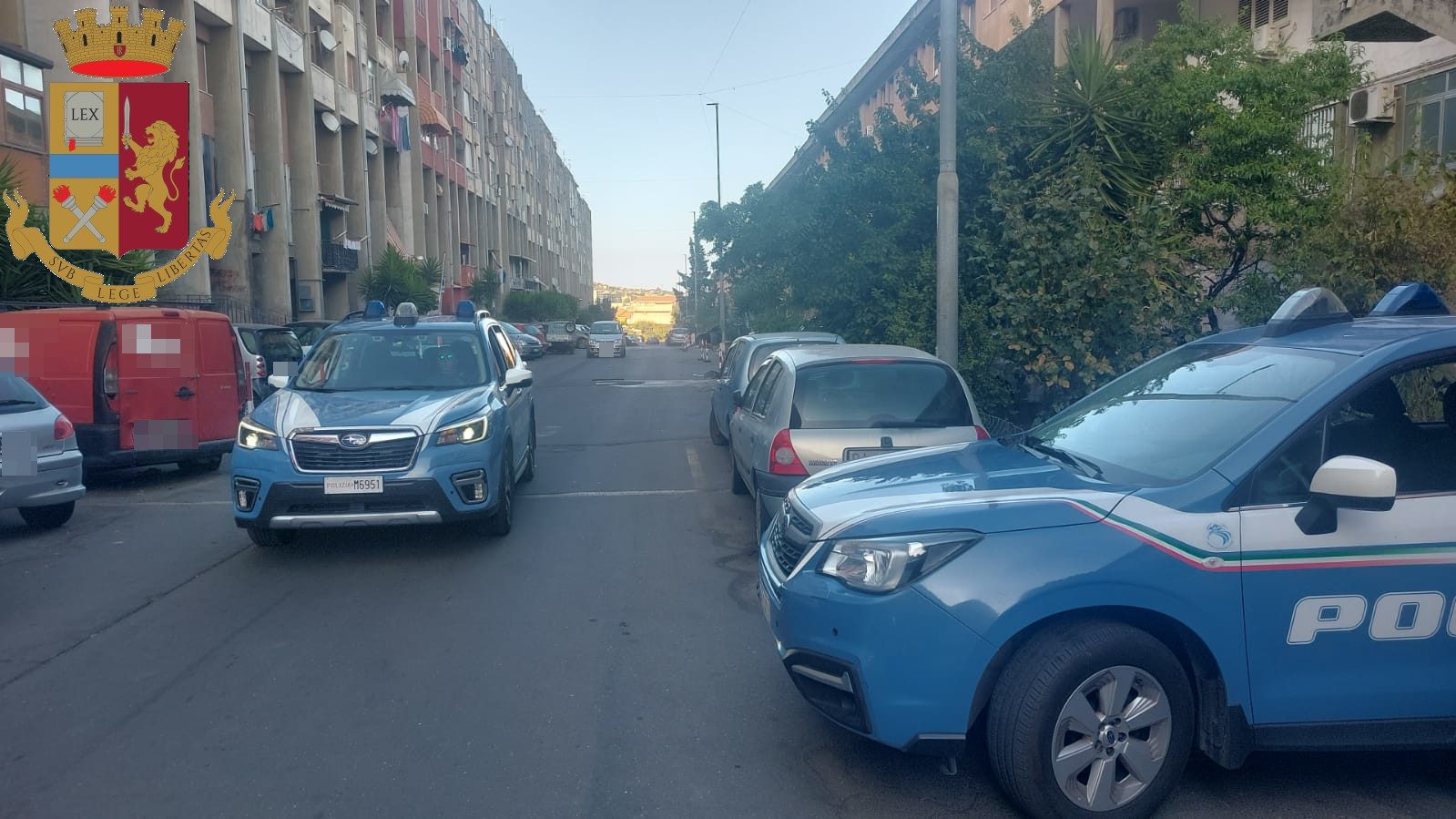 CATANIA, TROVATI ARSENALE, ANCHE 2 KALASHNIKOV E DROGA IN UNO STABILE