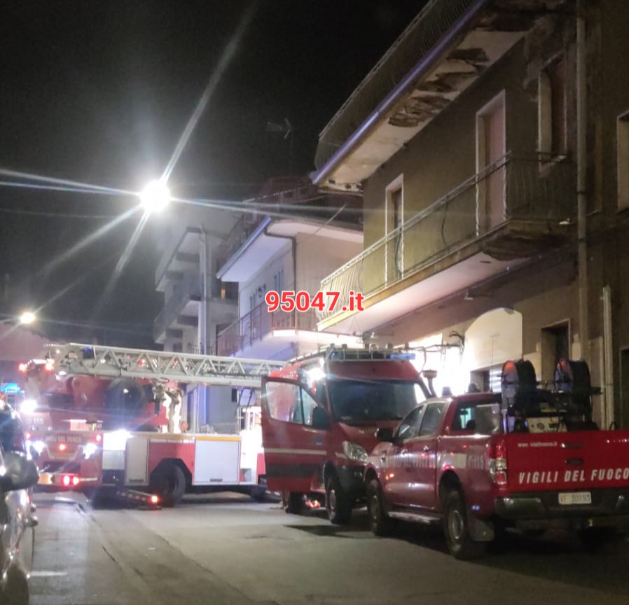 PATERNÒ. DEVE ANDARE IN OSPEDALE MA LA SCALA È STRETTA, POMPIERI IN AZIONE PER SALVARLO
