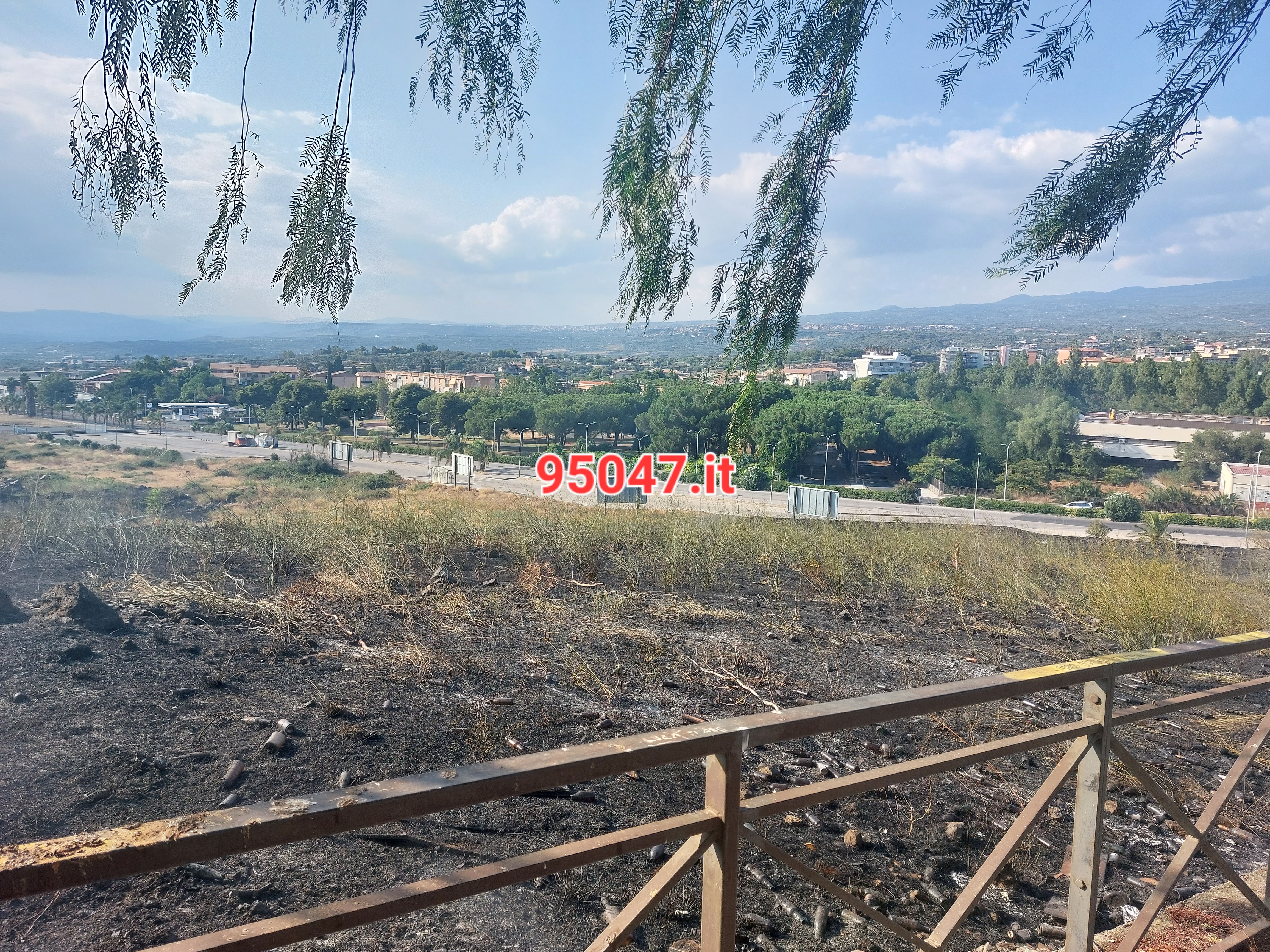 PATERNO’: DOPPIO INCENDIO IN CITTÀ: A FUOCO STERPAGLIE AL CORSO ITALIA ED A SCHETTINO