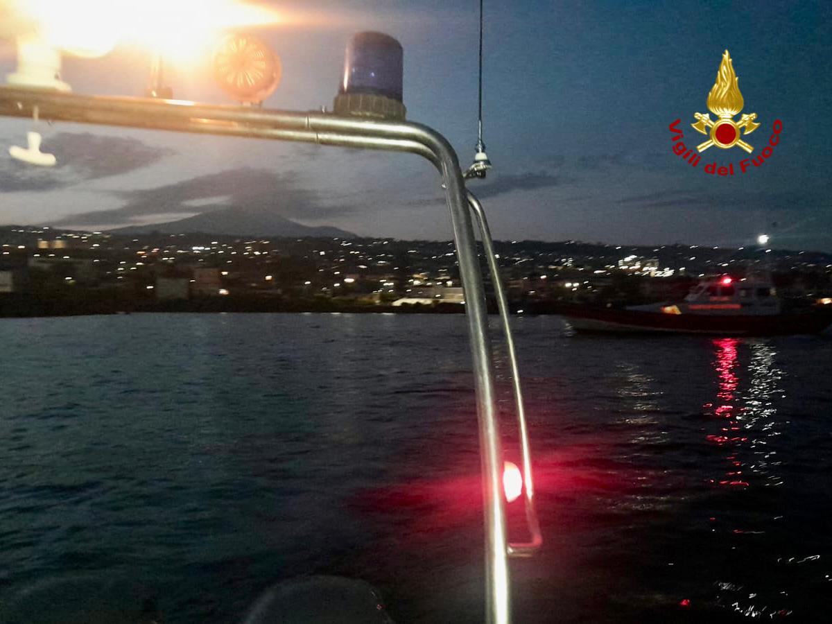 VIGILI DEL FUOCO SONO IMPEGNATI ALLA RICERCA DI UN SUB AL LUNGOMARE DI CATANIA