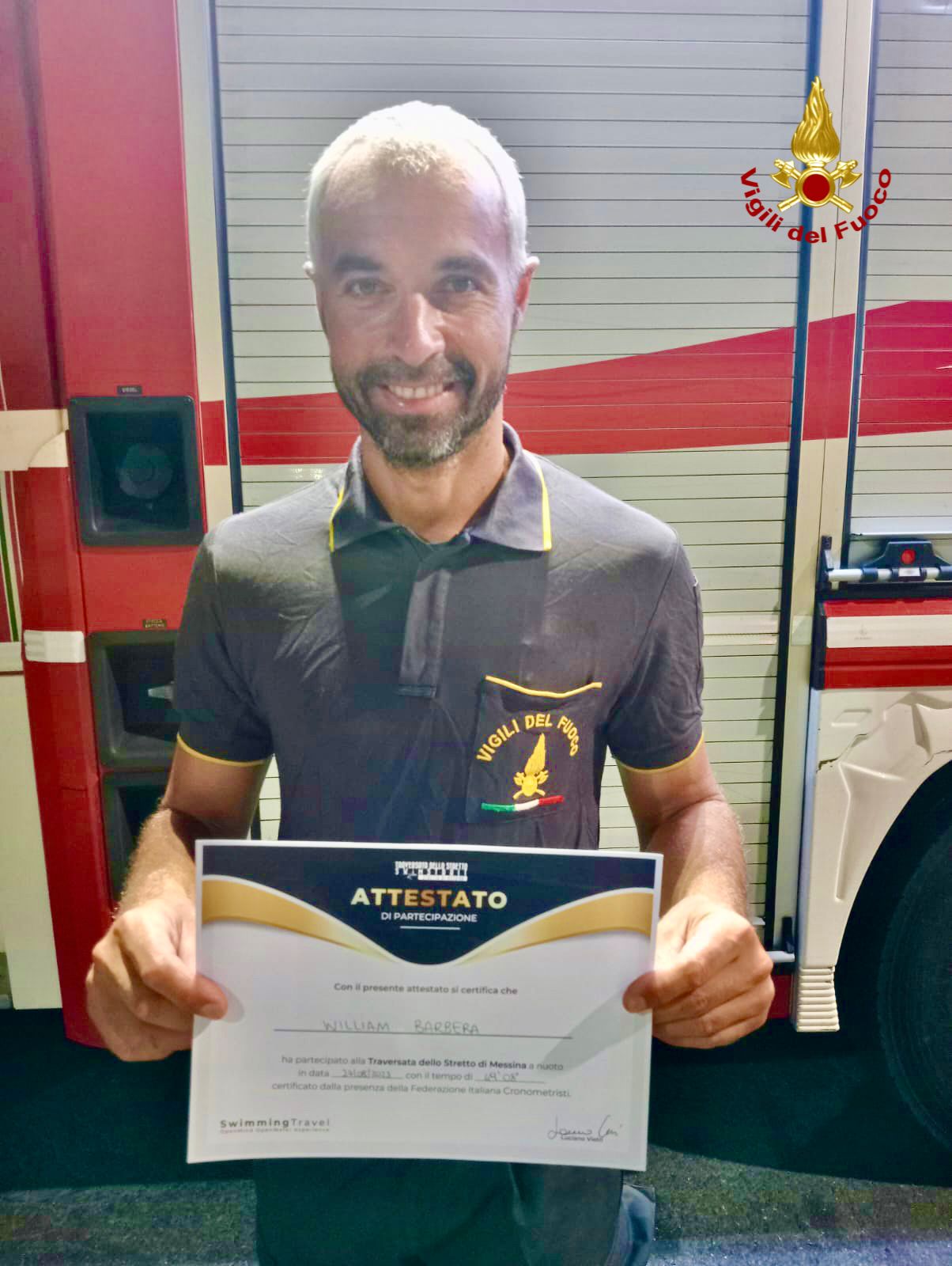 VIGILE DEL FUOCO ATTRAVERSA A NUOTO LO STRETTO DI MESSINA
