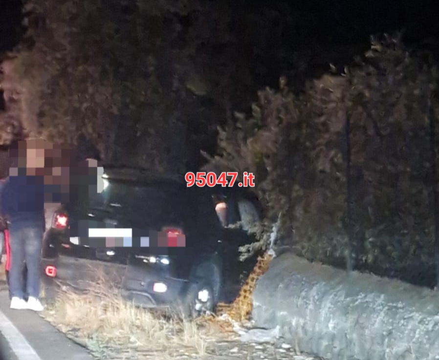 PATERNÒ. SCONTRO TRA DUE AUTOVETTURE IN VIA MONGIBELLO, SOCCORSI SUL POSTO