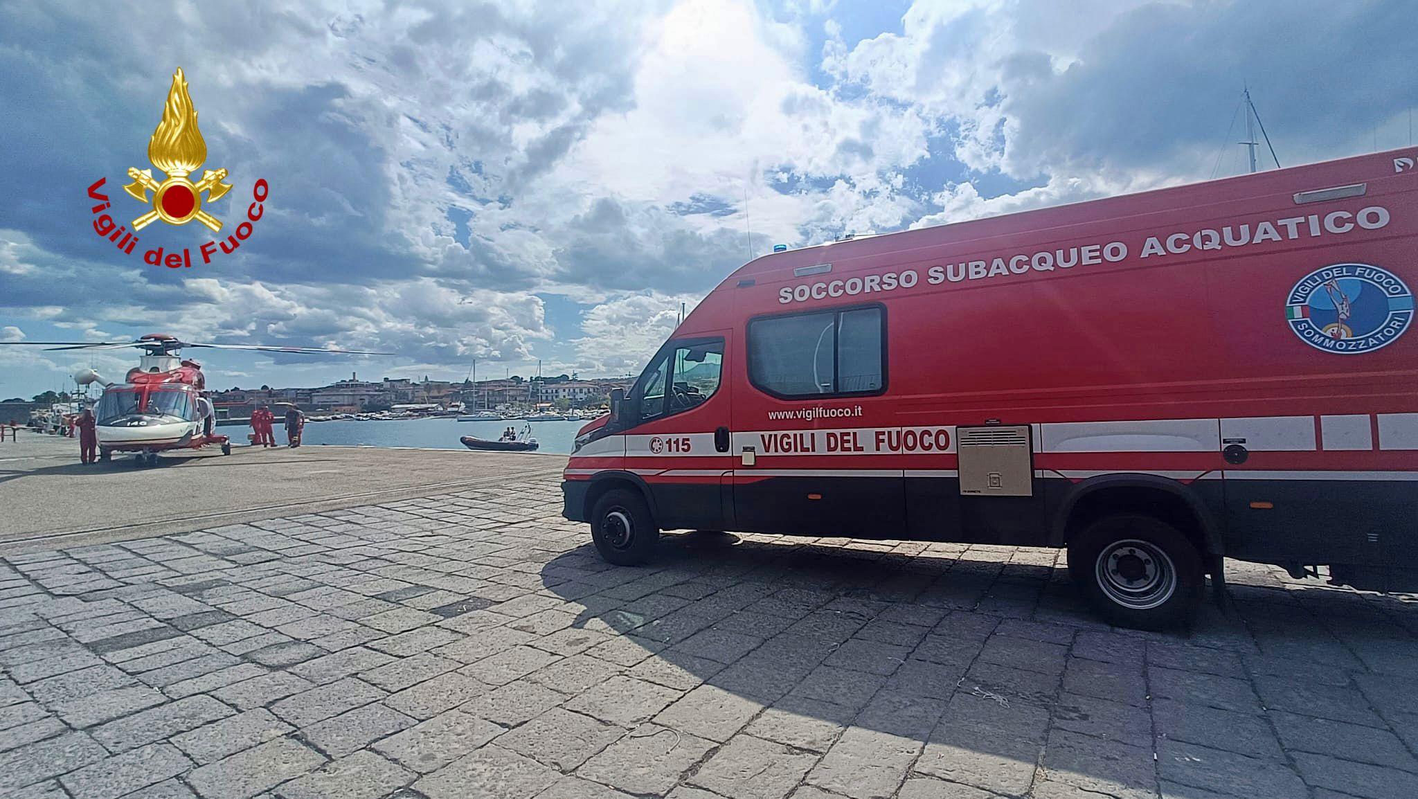 I VIGILI DEL FUOCO SONO IMPEGNATI NELLA RICERCA IN MARE DI UNA PERSONA A RIPOSTO