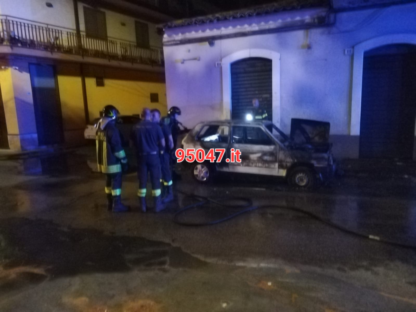 PATERNÒ, AUTO A FUOCO NELLA NOTTE ALLA "VILLETTA"