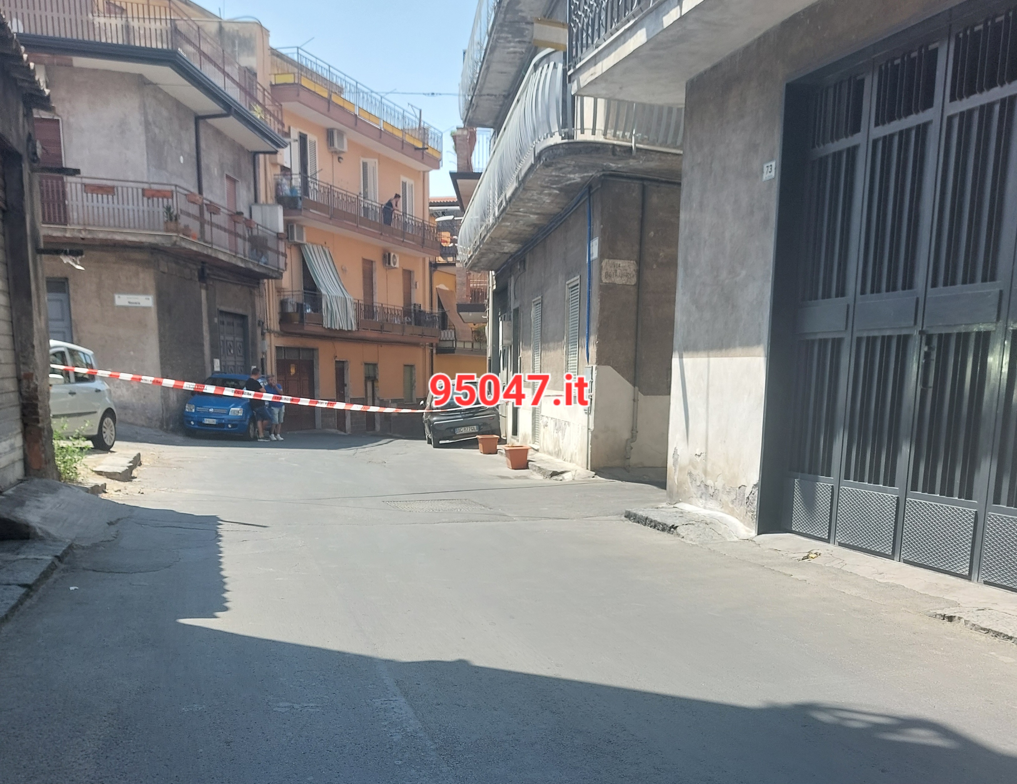 PATERNO’. AUTO SI RIBALTA IN VIA VESUVIO, UN FERITO