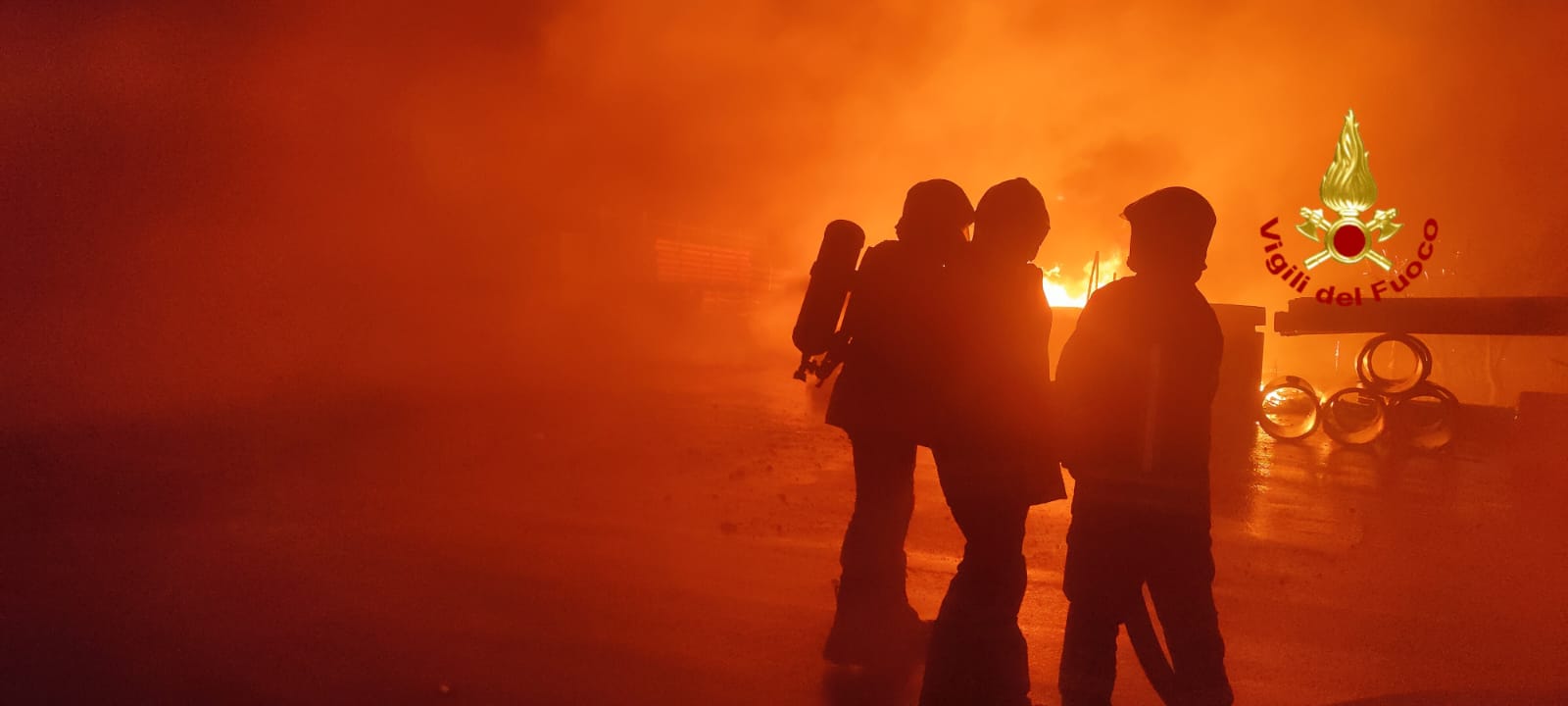 IN CORSO UN VASTO INCENDIO IN UN'AZIENDA DI MATERIALE EDILE A CATANIA, COLONNA DI FUMO VISIBILE IN CITTÀ