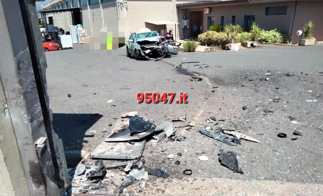 VALCORRENTE INCIDENTE AUTONOMO, AUTO DISTRUTTA, FERITA 47 ENNE  - LE FOTO