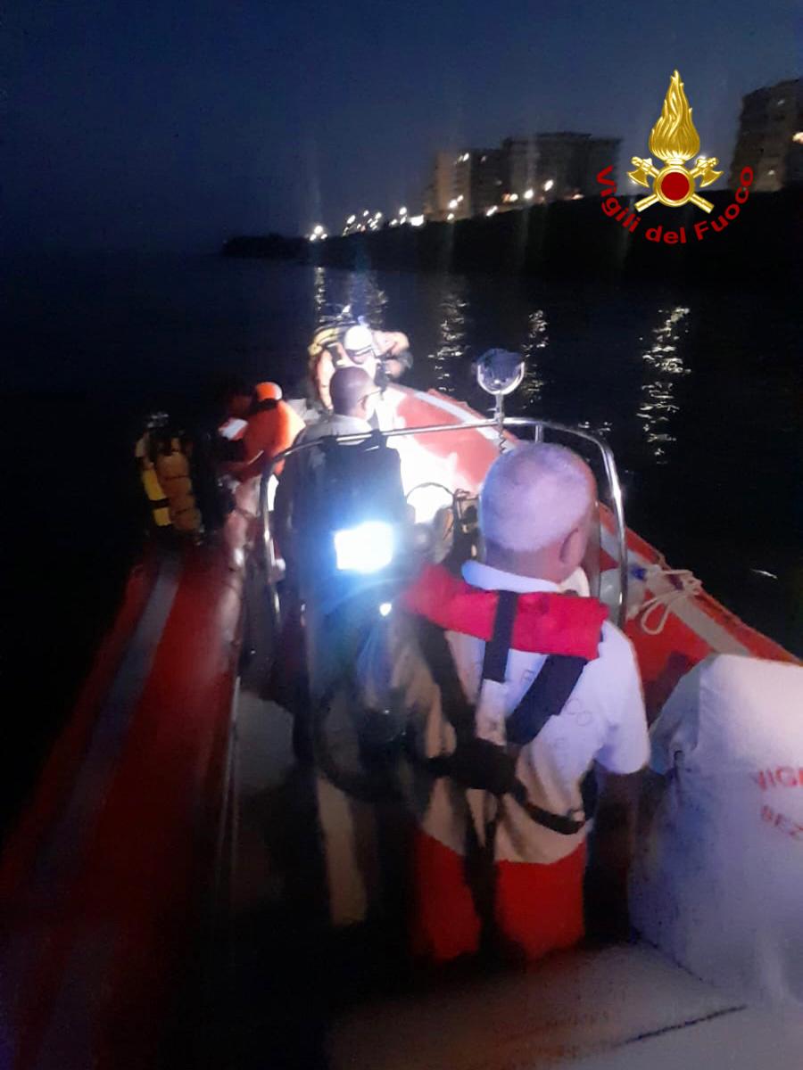 VIGILI DEL FUOCO SONO IMPEGNATI ALLA RICERCA DI UN SUB AL LUNGOMARE DI CATANIA