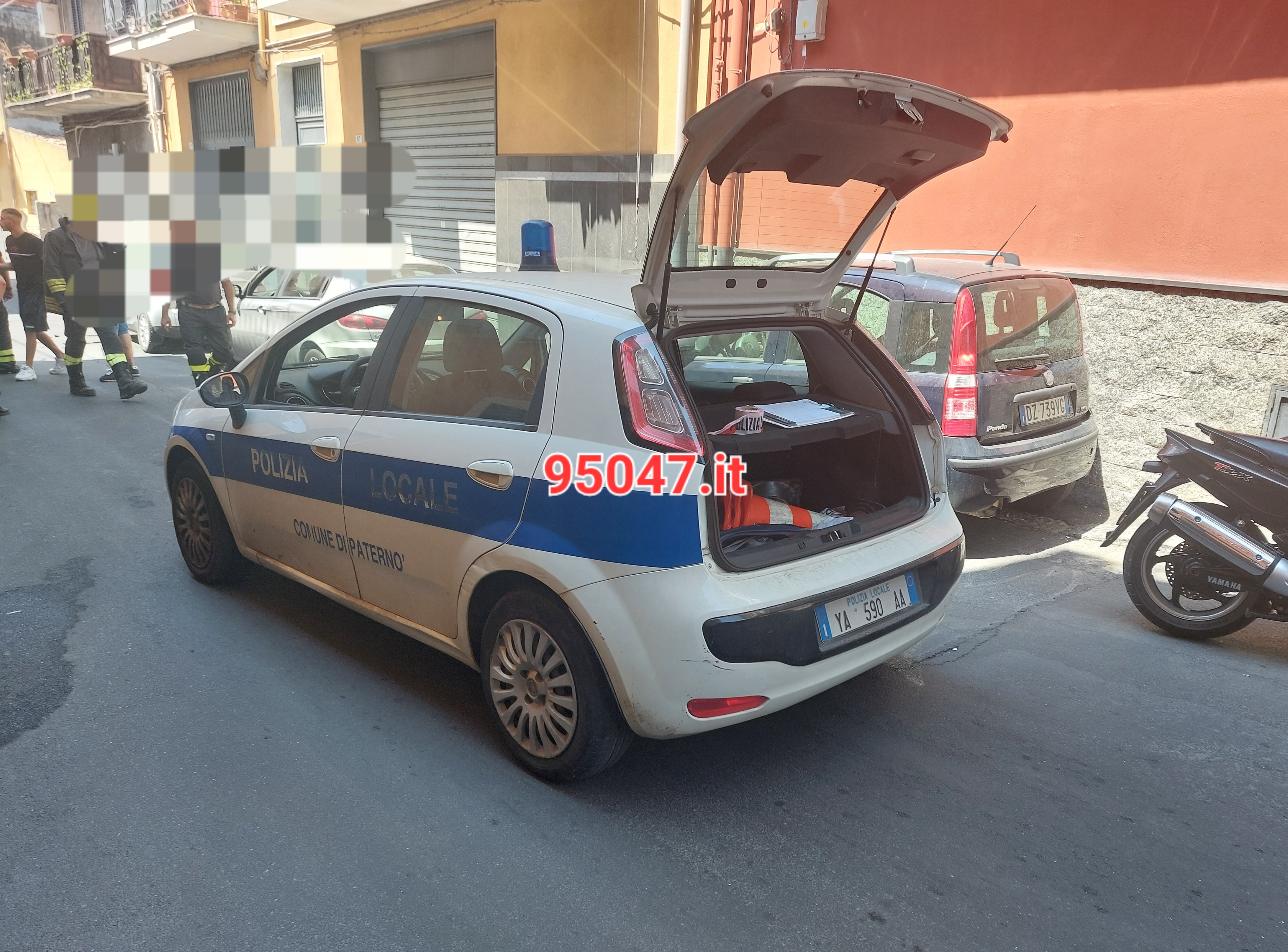 PATERNO'. AUTO SI RIBALTA IN VIA VESUVIO