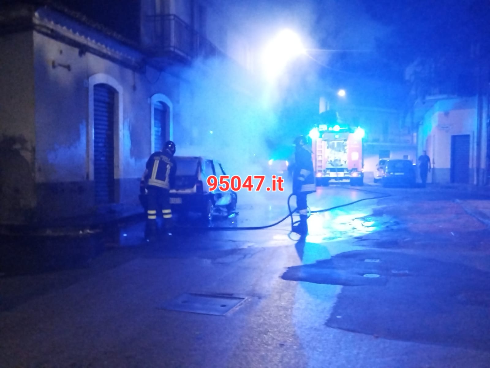 INCENDIO DISTRUGGE NELLA NOTTE AUTO A PATERNO', PROBABILE DOLO