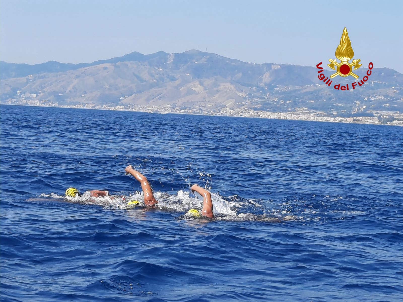 VIGILE DEL FUOCO ATTRAVERSA A NUOTO LO STRETTO DI MESSINA