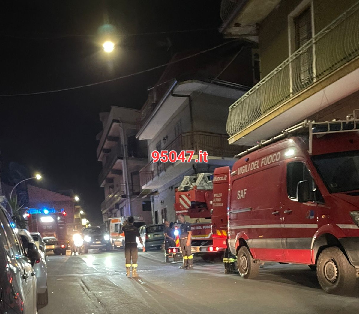 PATERNÒ. DEVE ANDARE IN OSPEDALE MA LA SCALA È STRETTA, POMPIERI IN AZIONE PER SALVARLO