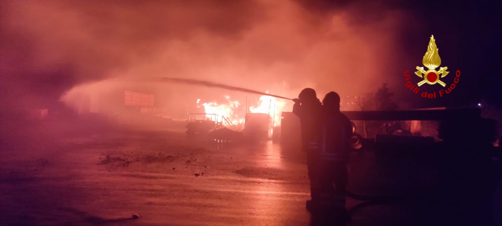 IN CORSO UN VASTO INCENDIO IN UN'AZIENDA DI MATERIALE EDILE A CATANIA, COLONNA DI FUMO VISIBILE IN CITTÀ