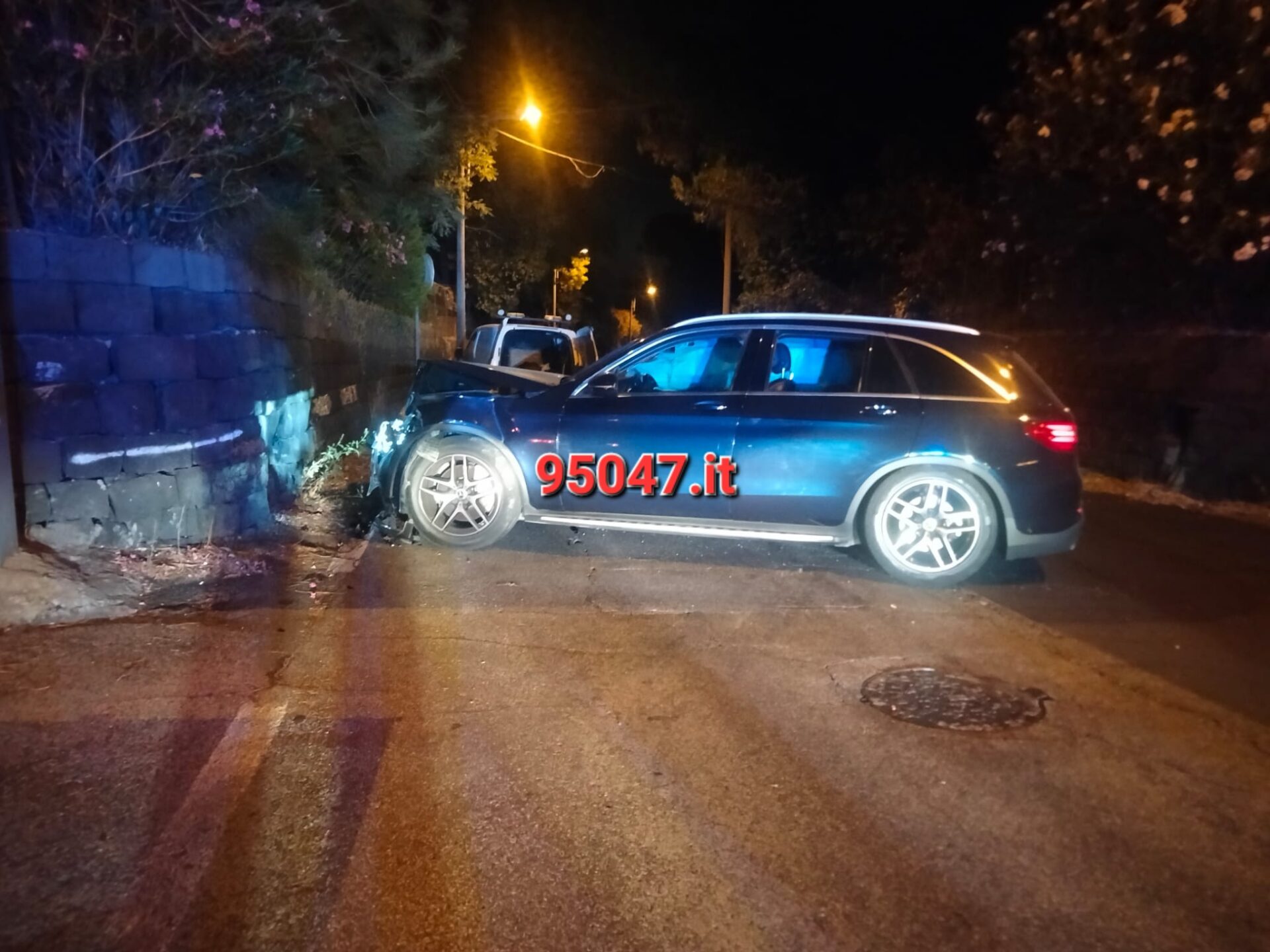 SCONTRO TRA DUE AUTO NELLA NOTTE A NICOLOSI, 5 FERITI. LE FOTO