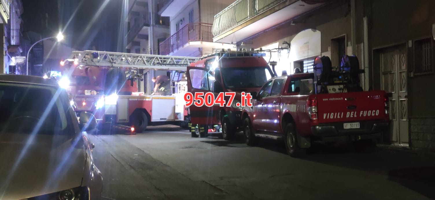 PATERNÒ. DEVE ANDARE IN OSPEDALE MA LA SCALA È STRETTA, POMPIERI IN AZIONE PER SALVARLO