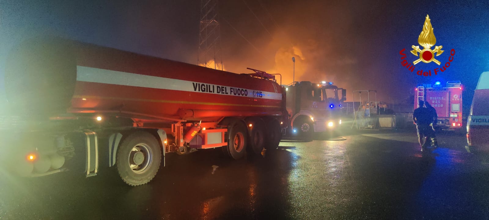 IN CORSO UN VASTO INCENDIO IN UN'AZIENDA DI MATERIALE EDILE A CATANIA, COLONNA DI FUMO VISIBILE IN CITTÀ