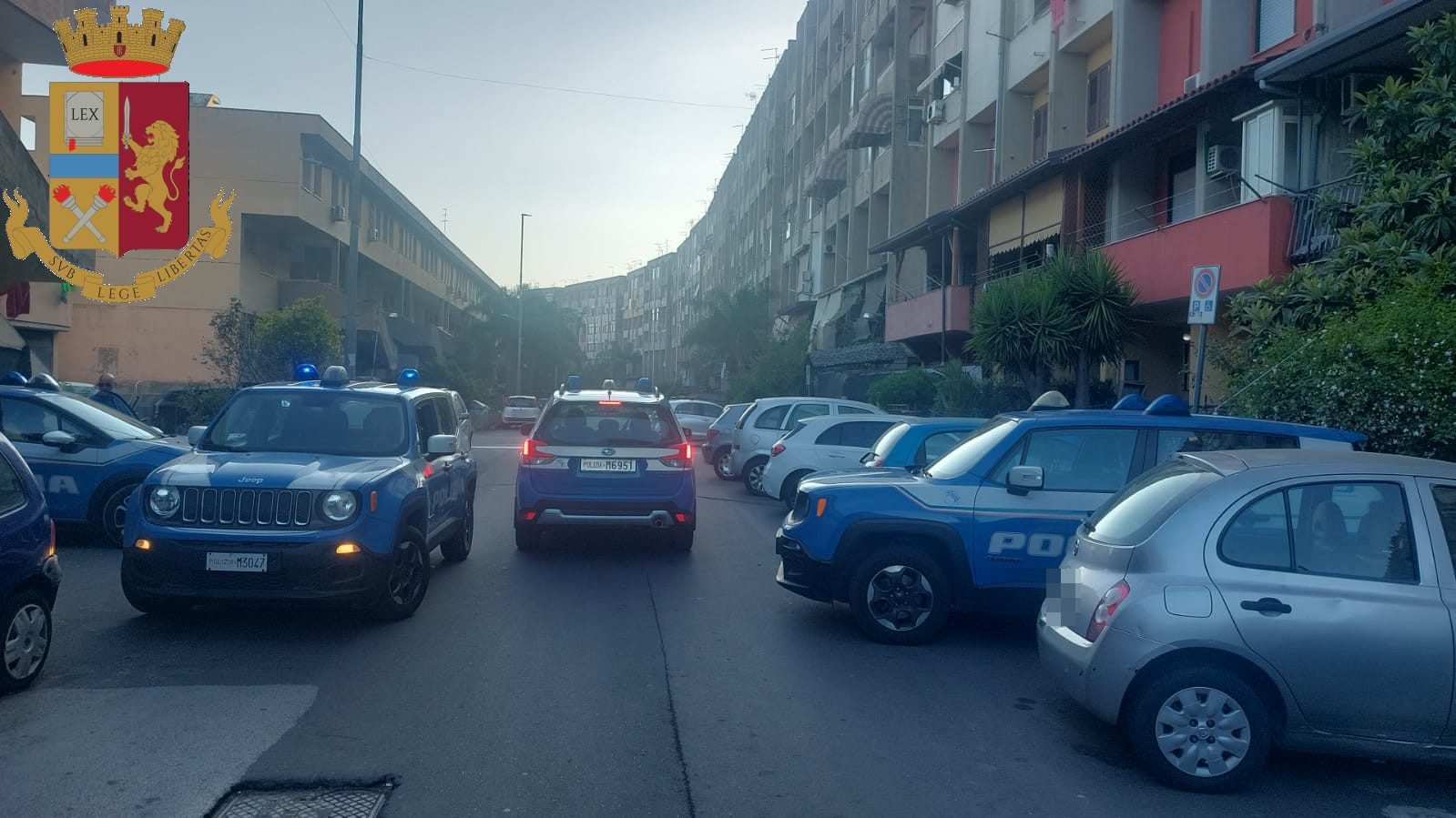 CATANIA, TROVATI ARSENALE, ANCHE 2 KALASHNIKOV E DROGA IN UNO STABILE