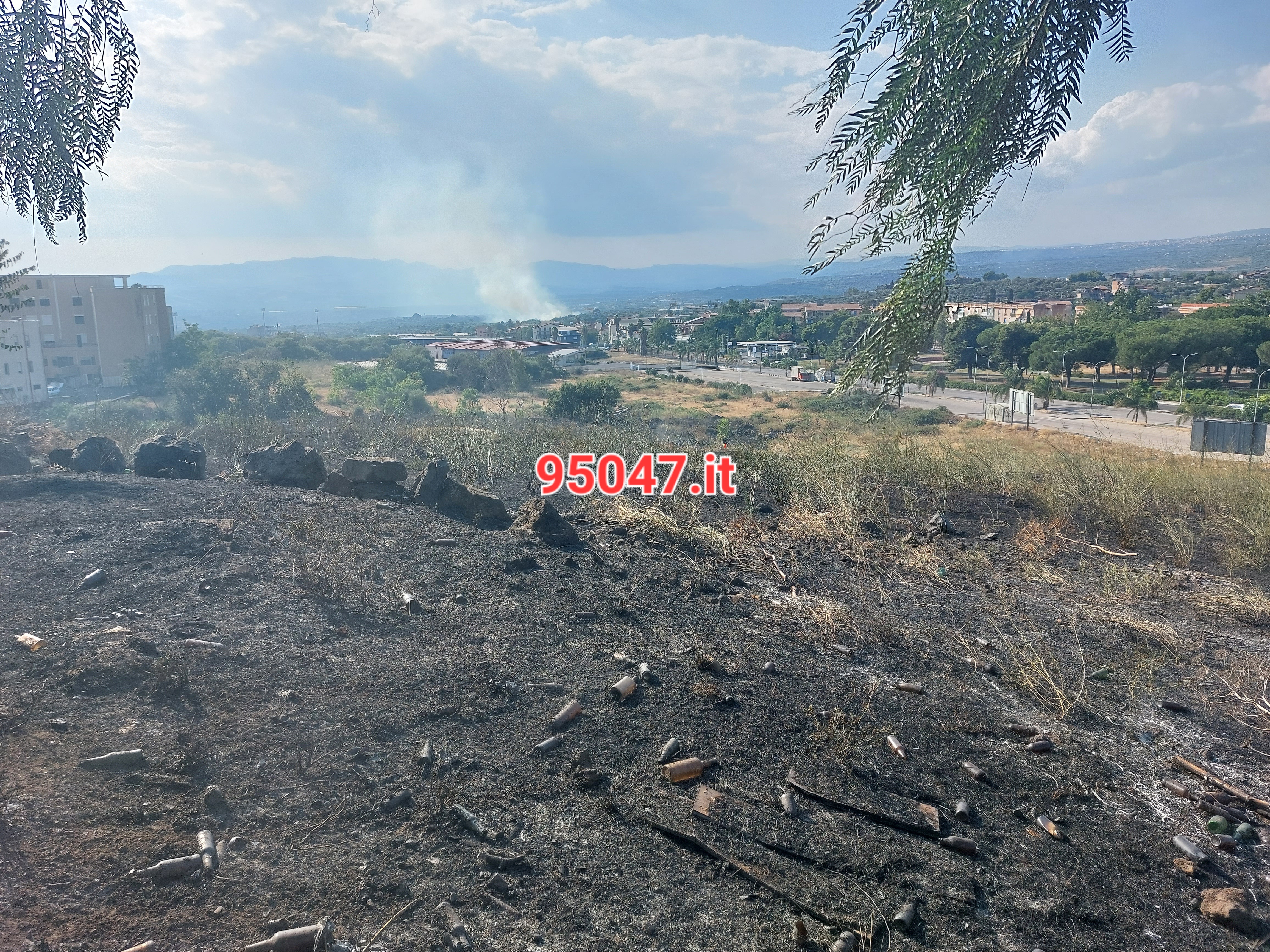 PATERNO’: DOPPIO INCENDIO IN CITTÀ: A FUOCO STERPAGLIE AL CORSO ITALIA ED A SCHETTINO