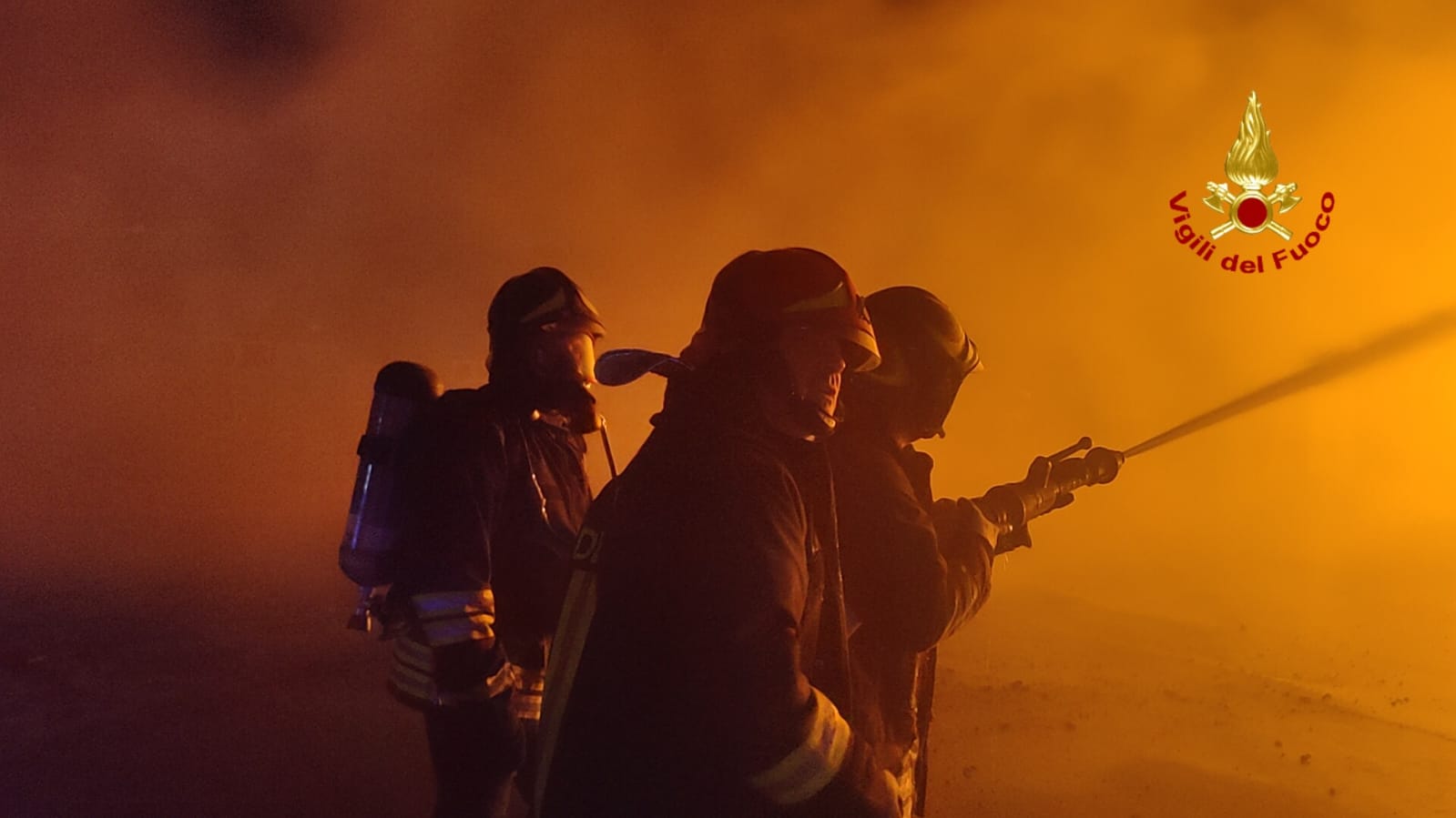 IN CORSO UN VASTO INCENDIO IN UN'AZIENDA DI MATERIALE EDILE A CATANIA, COLONNA DI FUMO VISIBILE IN CITTÀ