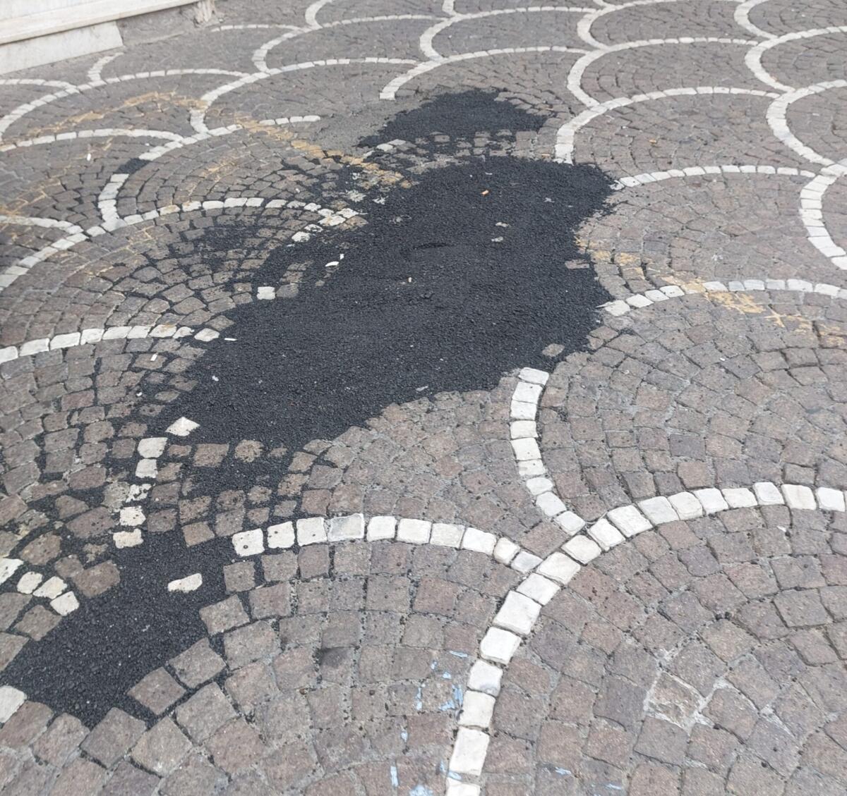 PATERNO': BASOLATO DEL CENTRO STORICO "RIPARATO" CON L'ASFALTO, LA SEGNALAZIONE DEI LETTORI - 