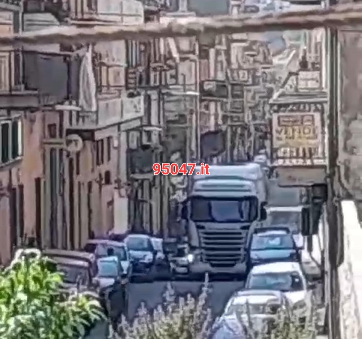 PATERNÒ. PARCHEGGIO SELVAGGIO IN VIA BELLINI: CAMION BLOCCATO DALLE AUTO - 