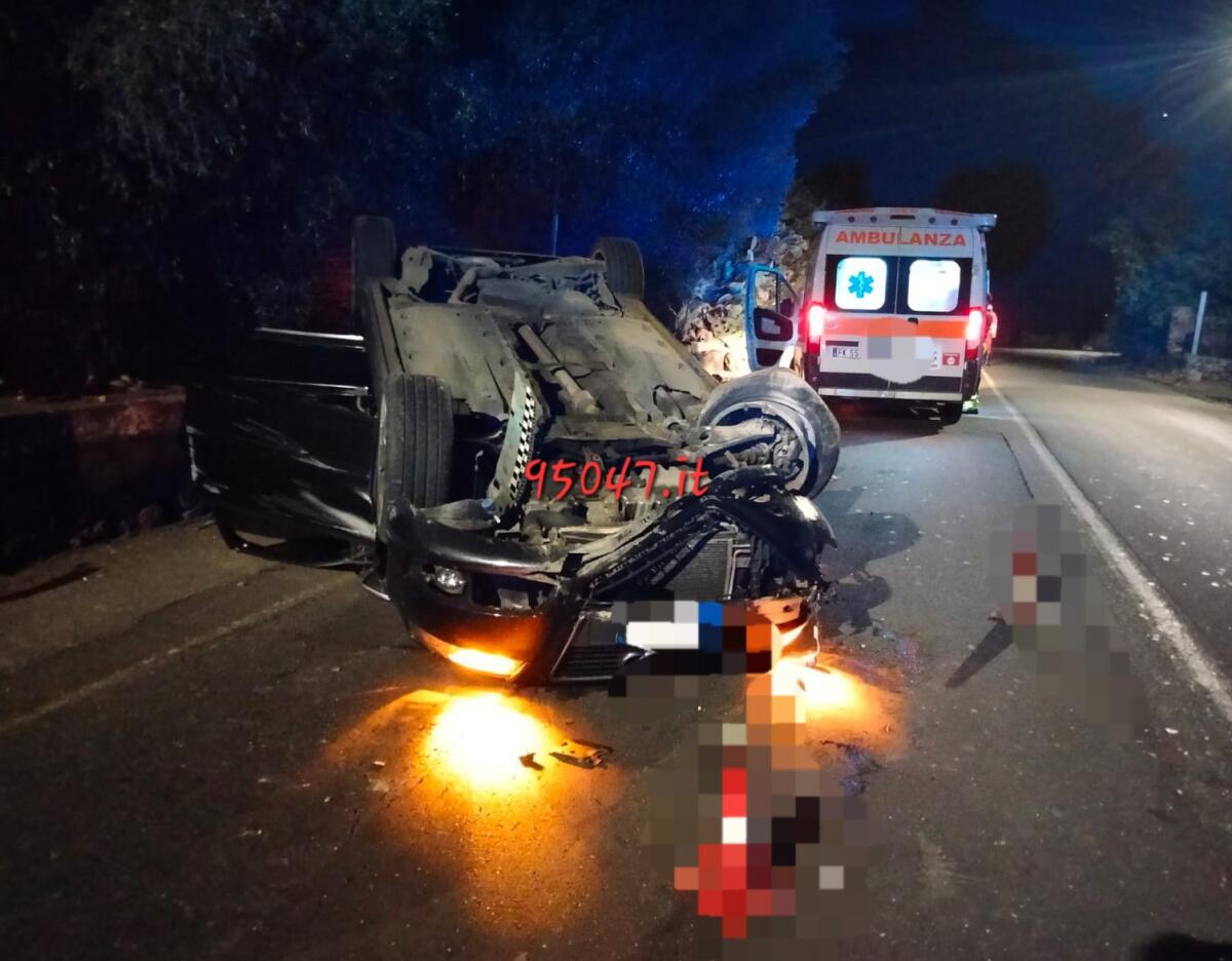 INCIDENTE NOTTURNO AD ACICASTELLO: AUDI A3 SI RIBALTA SULLA VIA NAZIONALE, GIOVANE FERITA - 