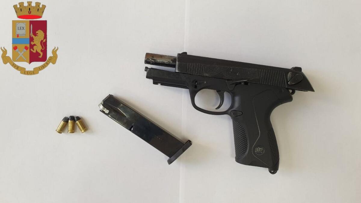 ACIREALE. NASCONDEVA IN CASA UNA PISTOLA FORSE USATA PER UNA INTIMIDAZIONE, ARRESTATO - 
