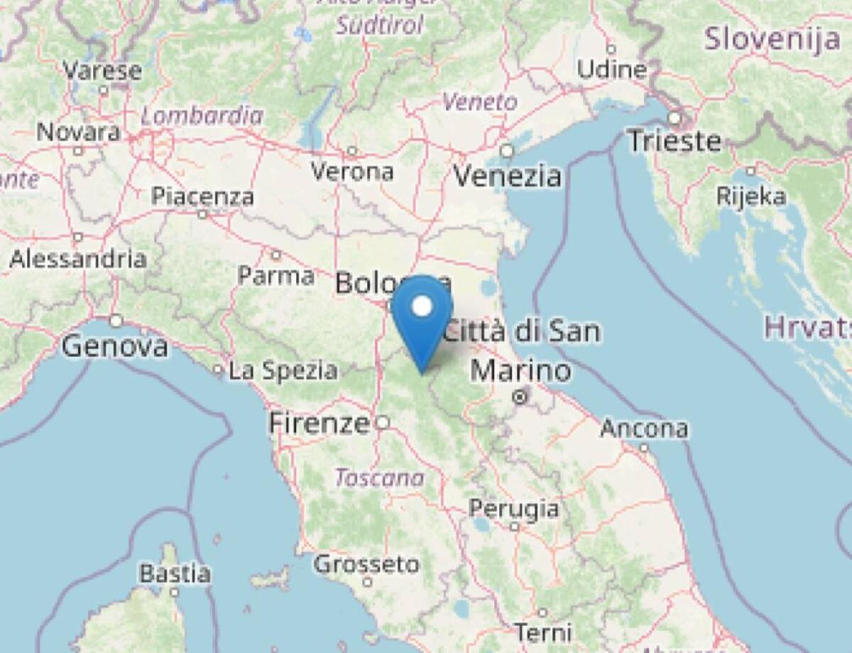 FORTE SCOSSA DI TERREMOTO DI MAGNITUDO 4,8 TRA TOSCANA E ROMAGNA. GENTE IN STRADA - 