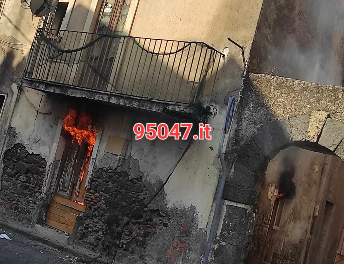 PATERNÒ. A FUOCO PORTONE D'ABITAZIONE DISABITATA, INTERVENTO DEI VIGILI DEL FUOCO - 