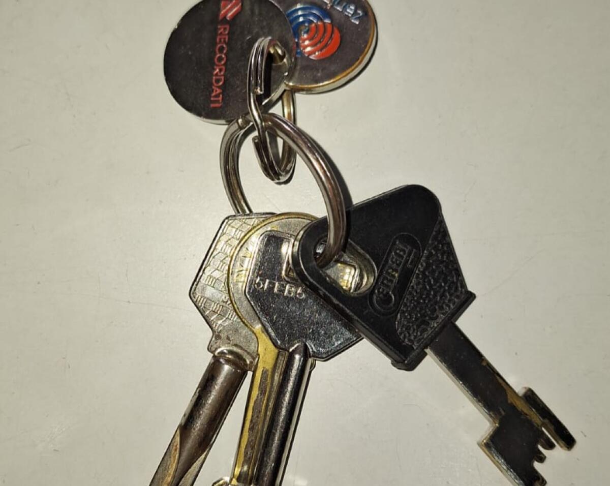 PATERNO’. SONO STATE TROVATE QUESTE CHIAVI ZONA VIA SARDEGNA - 