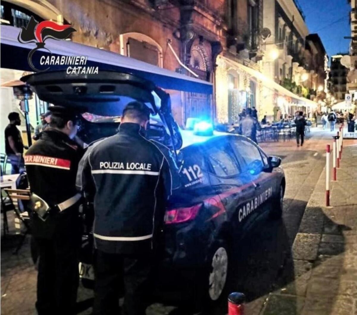 MULTE AI TITOLARI DI 15 CAMION DEI PANINI A CATANIA PER OCCUPAZIONE DI SUOLO PUBBLICO - 