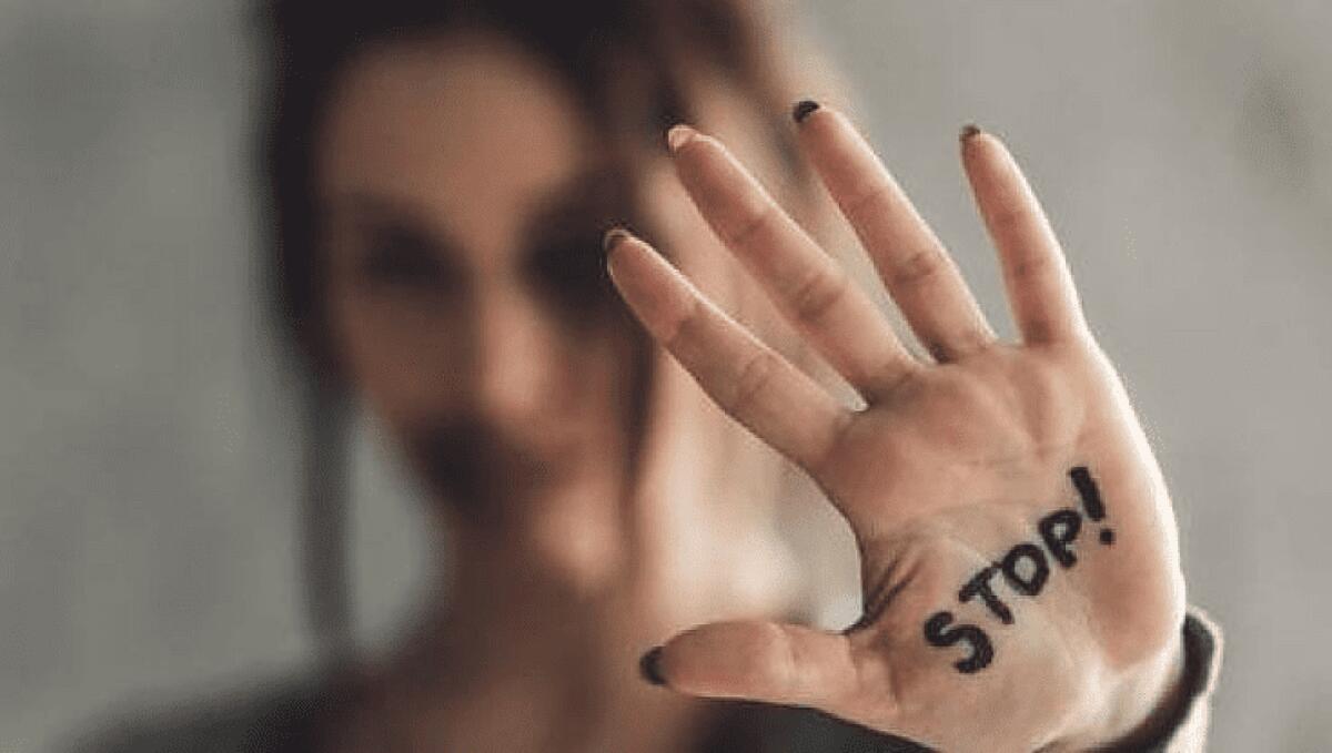 BATTIPAGLIA, FA USCIRE I FIGLI DI CASA E UCCIDE LA MOGLIE A COLTELLATE - 