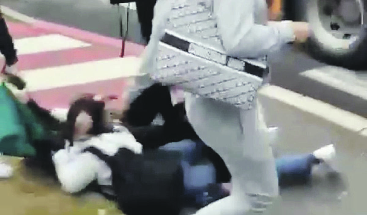 CESENA, CALCI E PUGNI ALLA COMPAGNA FUORI DA SCUOLA PERCHÈ NON PASSA I COMPITI - 