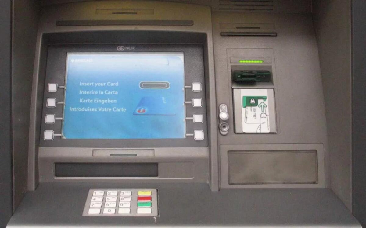 CATANIA. IL BANCOMAT EROGA 350 EURO DAL CONTO DI UN'ALTRA PERSONA, 48ENNE LI PRENDE E RICEVE UNA DENUNCIA - 