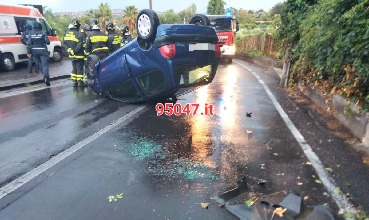 INCIDENTE A VIAGRANDE: UNA RENAULT TWINGO SI RIBALTA, CONDUCENTE FERITA - 