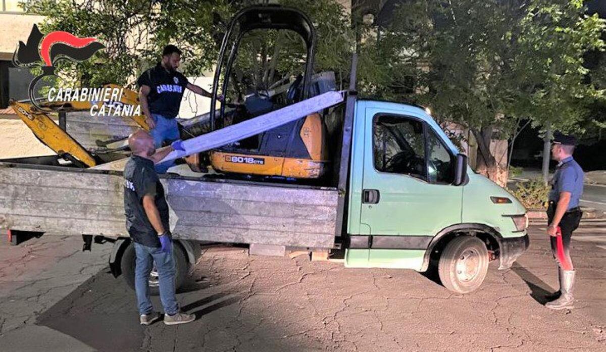 MISTERBIANCO, PUNTANO LA PISTOLA AL TITOLARE DELLA DITTA PER RUBARE ESCAVATORE - 