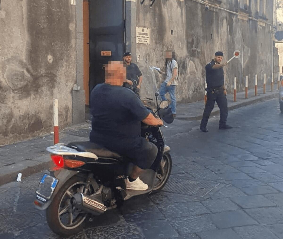 CATANIA, PASSANO DAVANTI ALLA CASERMA SENZA CASCO, SEI DENUNCIATI - 