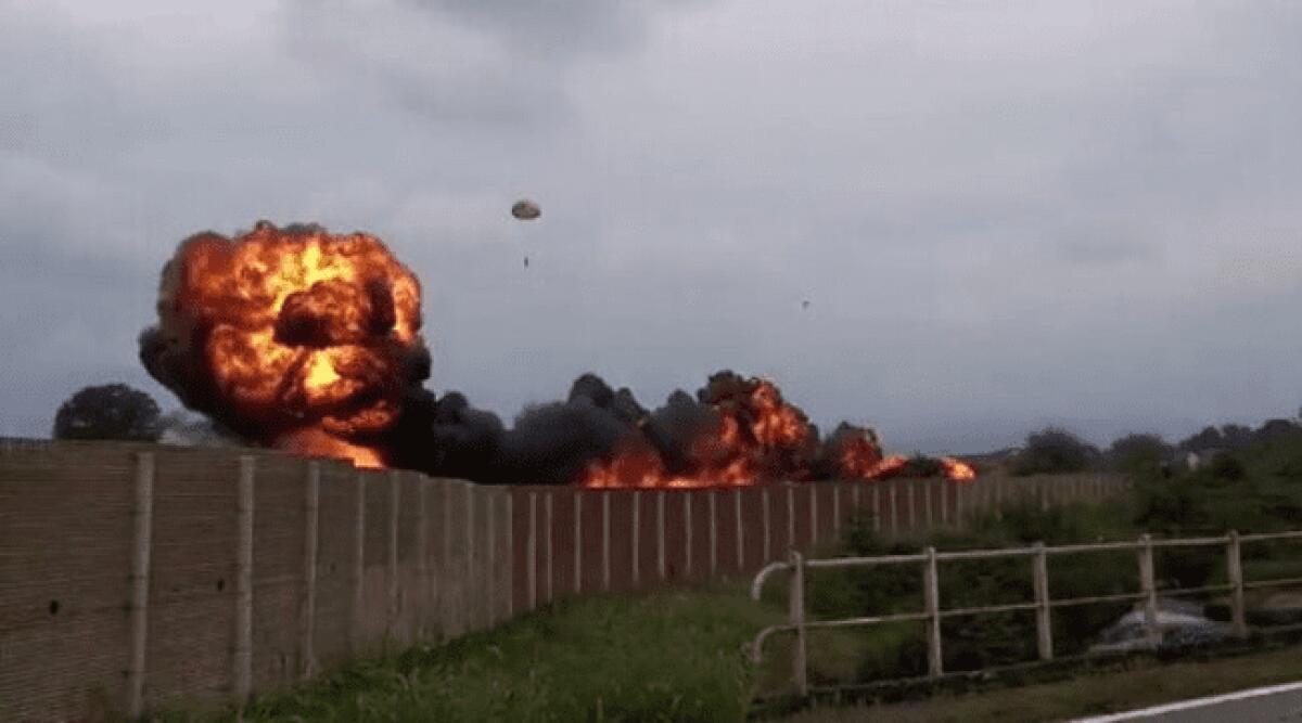 TORINO. SI SCHIANTA AEREO DELLE FRECCE TRICOLORI: MORTA UNA BAMBINA DI 5 ANNI, USTIONATI GENITORI E FRATELLO,  SALVO IL PILOTA - 