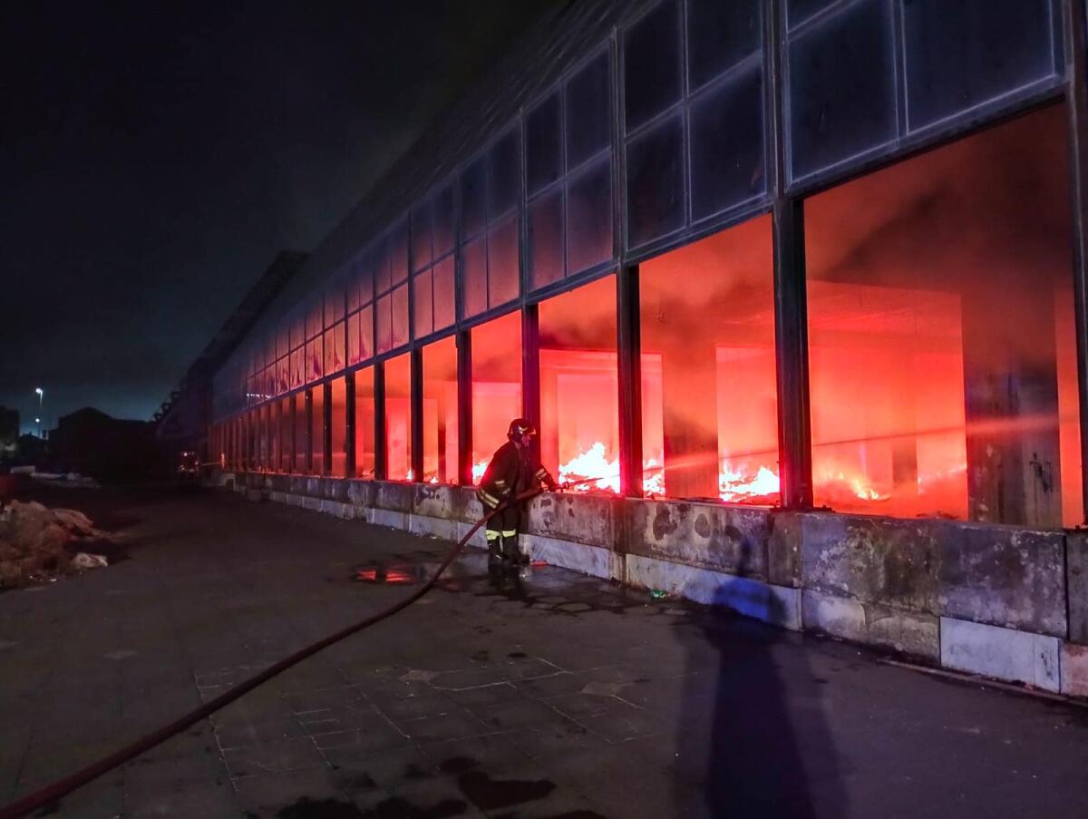 BRUCIA IL CAMPO ROM DI VIA ACQUICELLA PORTO A CATANIA - 