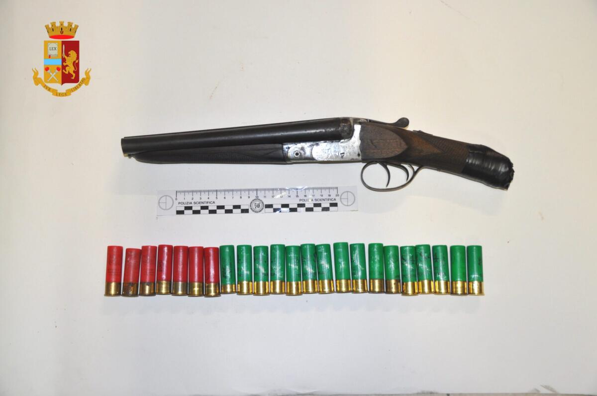 BLOCCATO AD ADRANO CON UN FUCILE E MUNIZIONI IN UNO ZAINO - 