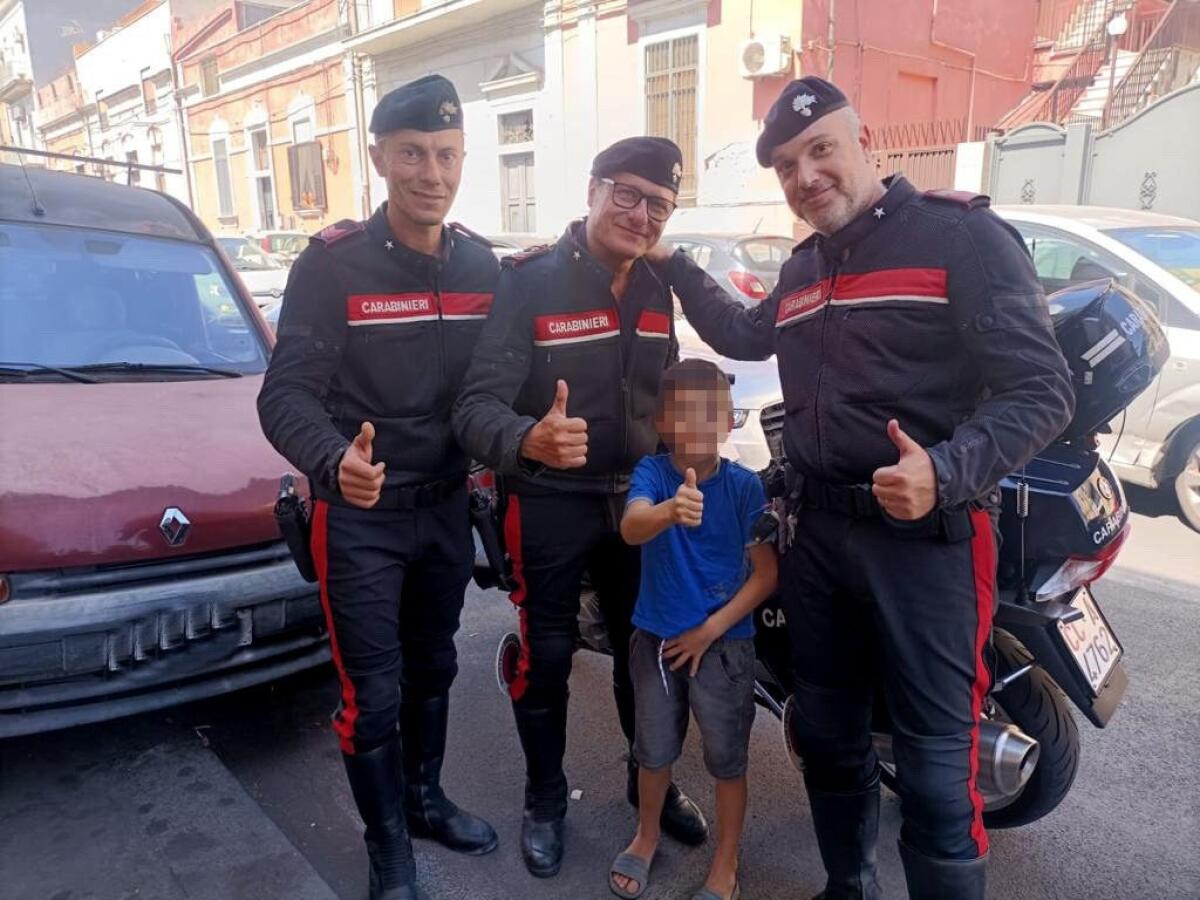 CATANIA . BIMBO ESCE DA CASA E SI SMARRISCE PER DIVERSE ORE. RITROVATO SANO E SALVO DAI CARABINIERI DEL NUCLEO RADIOMOBILE DOPO UNA CAMMINATA DI 3 KM. - 