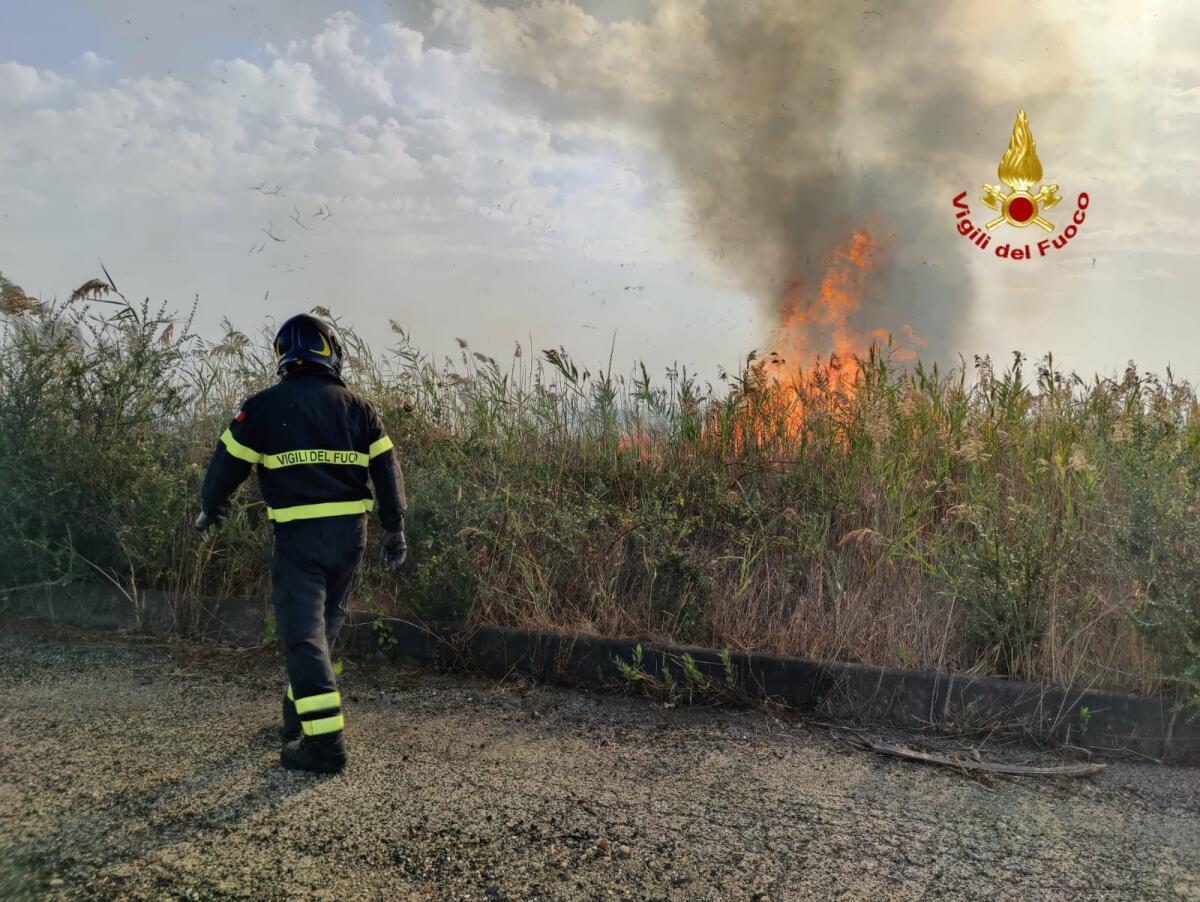 INCENDIO NEI PRESSI DELL'AEROPORTO CATANIA, VOLI DIROTTATI - 