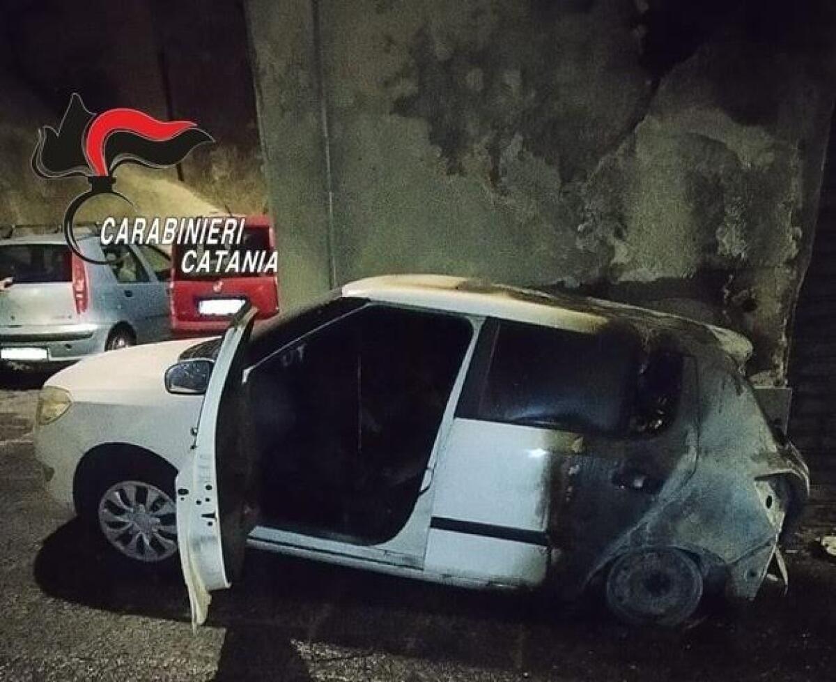 BIANCAVILLA, INCENDIA L’AUTO DEL RIVALE IN AMORE MA VIENE SCOPERTO: DENUNCIATO - 