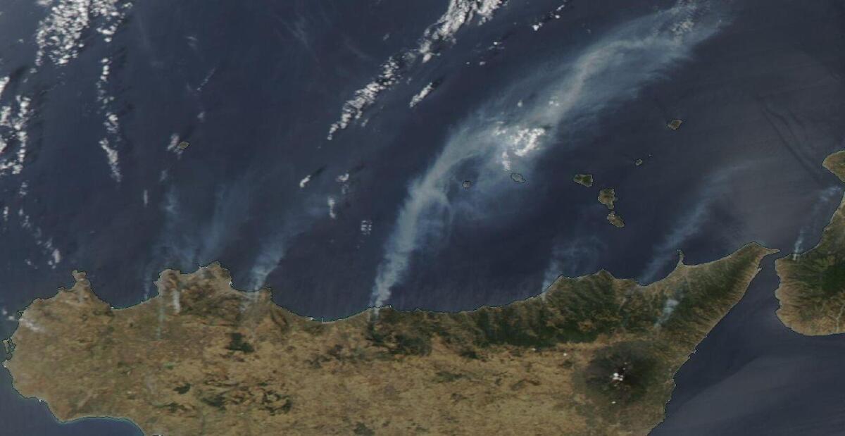 LA SICILIA BRUCIA DI NUOVO,NEL MESSINESE LE FIAMME STANNO LAMBENDO LE CASE. I ROGHI SONO VISIBILI ANCHE DAL SATELLITE. - 