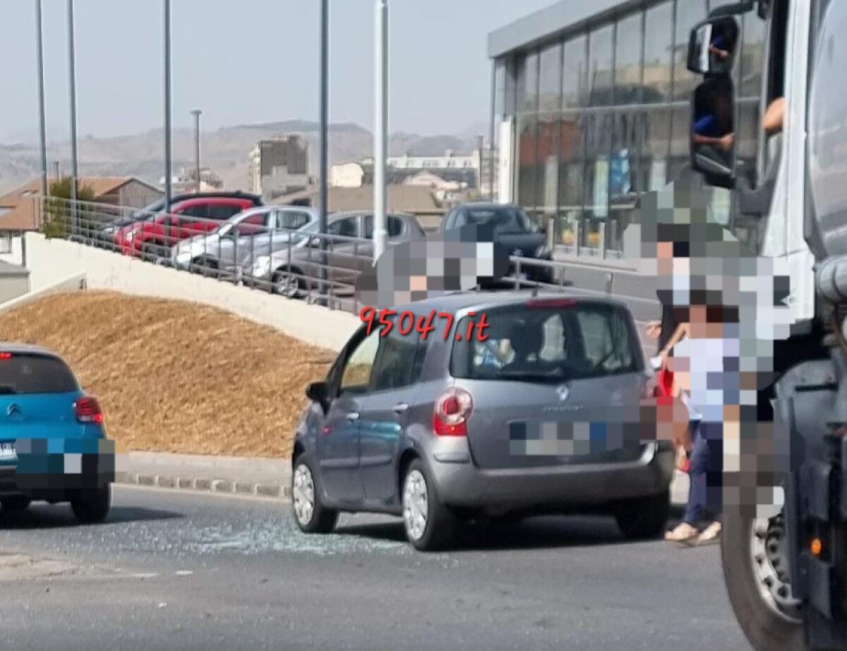 PATERNO'- SCONTRO TRA DUE AUTO AL CORSO ITALIA, NESSUN FERITO - 