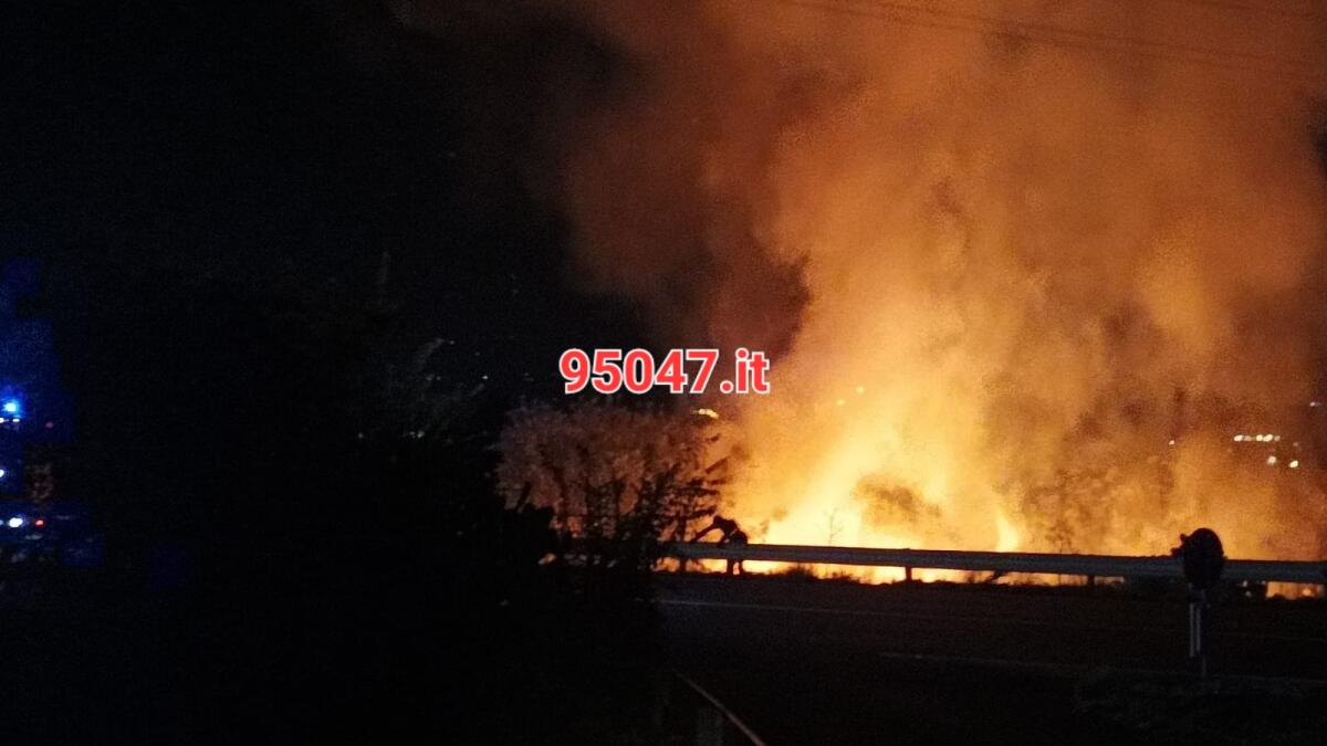 VASTO INCENDIO IN CORSO A SCALILLI: DISAGI SULLA SUPERSTRADA 284 - 